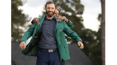 Tiger Woods pone la chaqueta verde al campeón del Masters 2020, Dustin Johnson